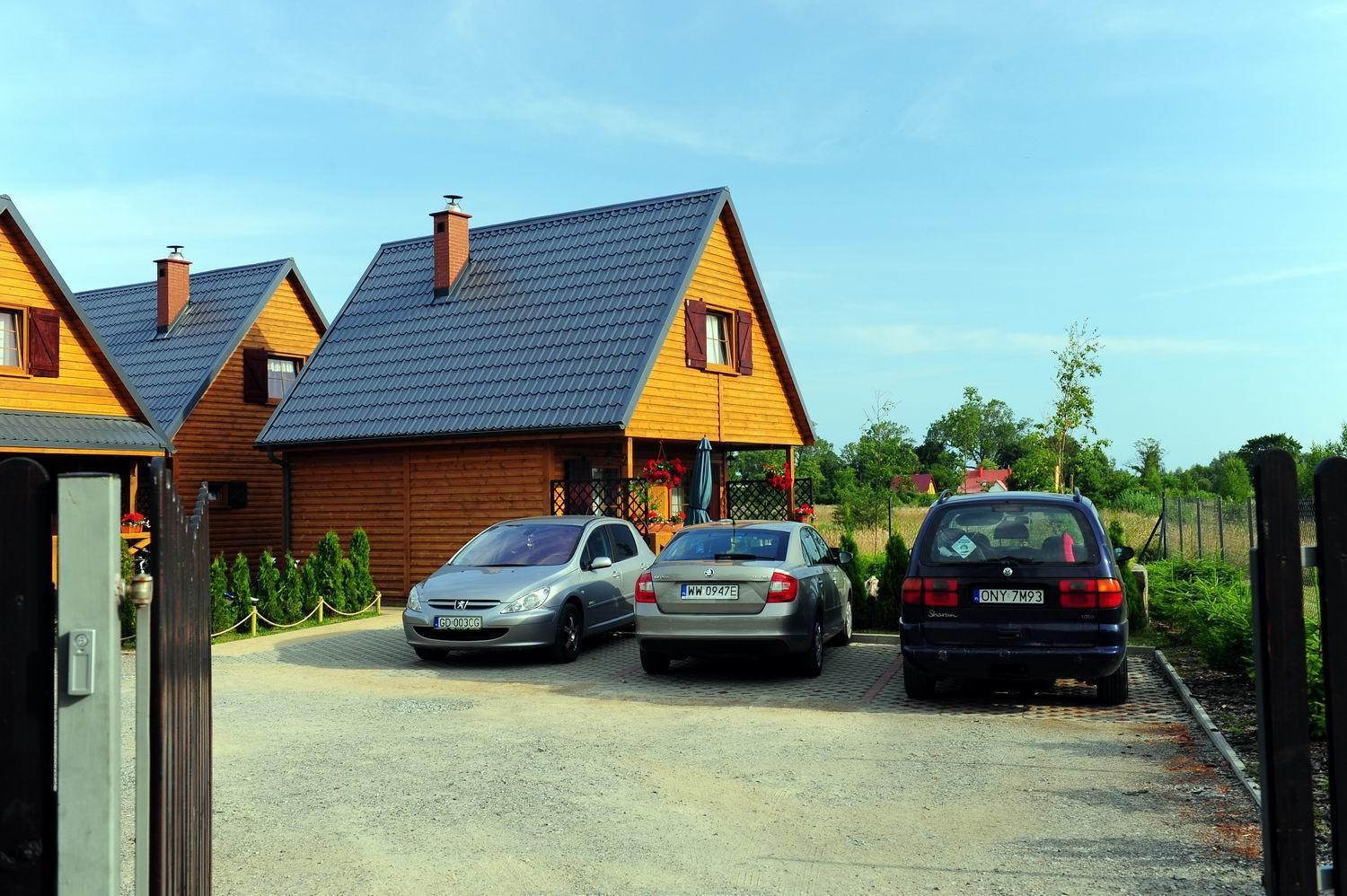 Caloroczne Domki Nad Morzem I Jeziorem Jezierzany Exterior foto